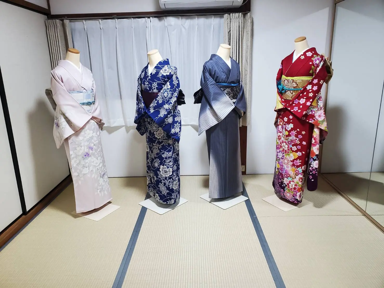 着物の着付けの様子