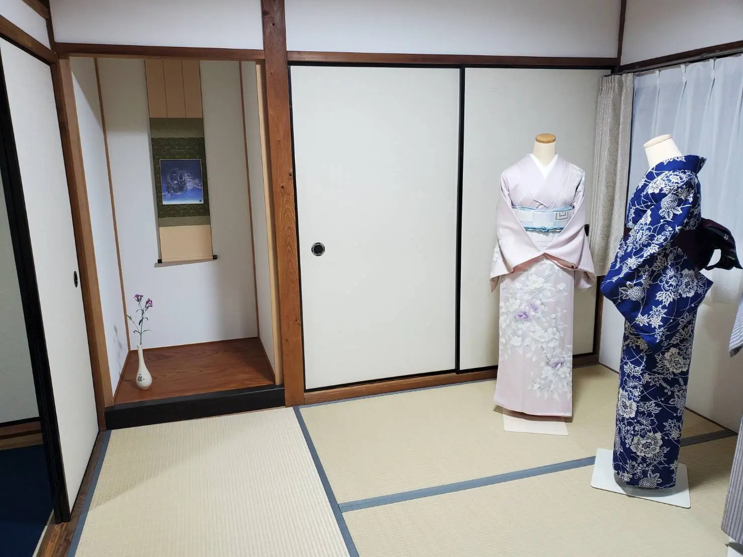 着物の着付けの様子